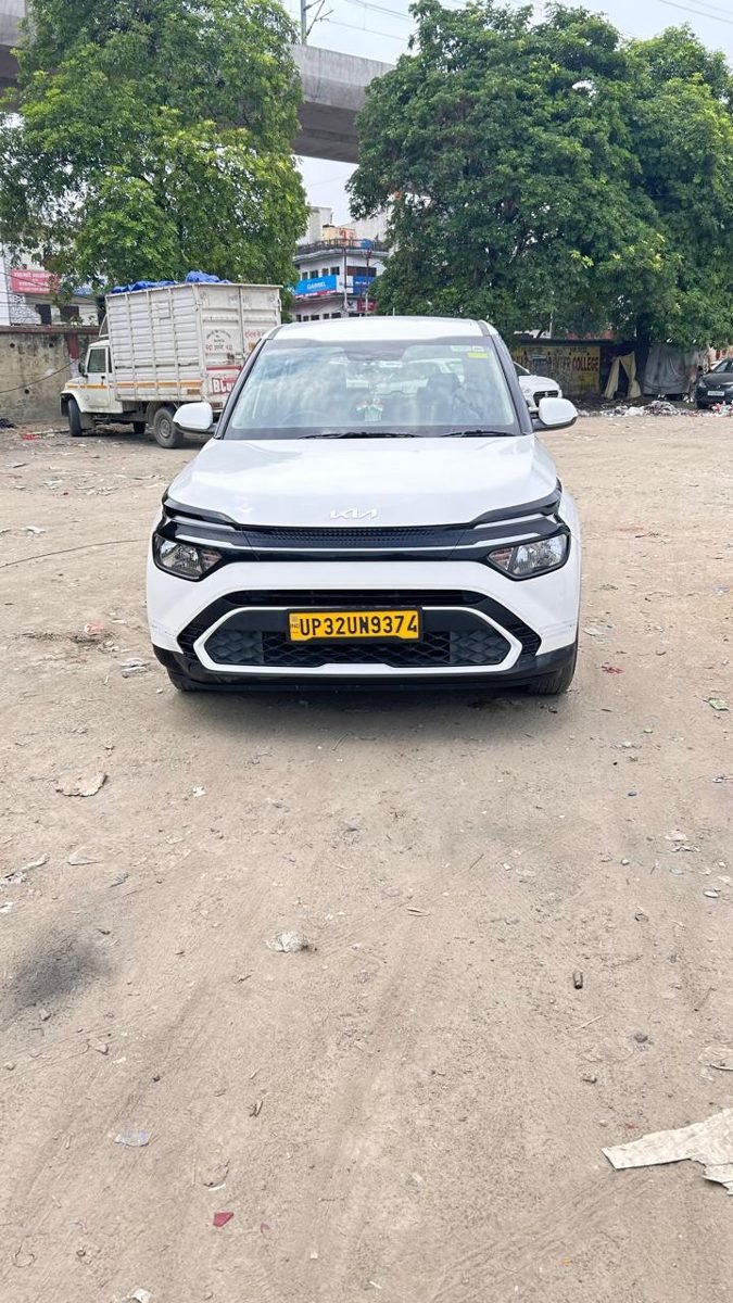 Kia Carens - Front View