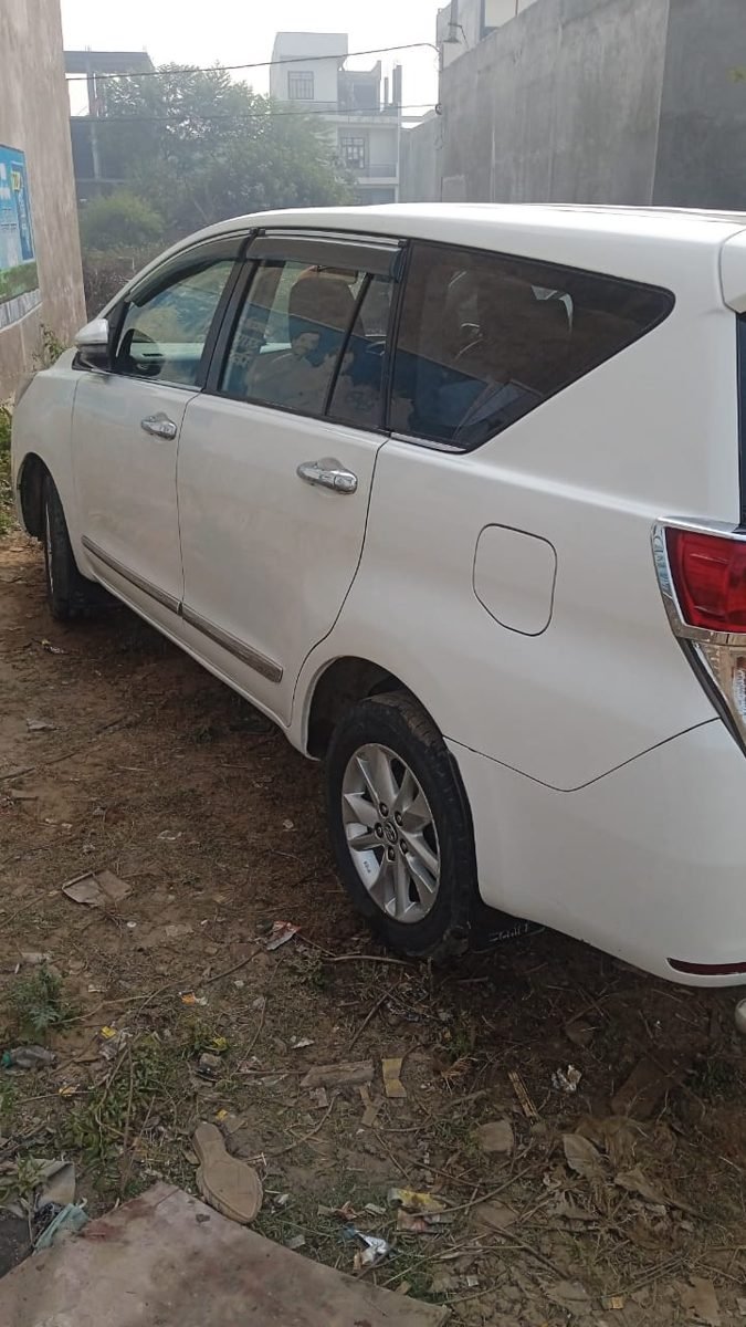 Toyota Innova - Side Profile